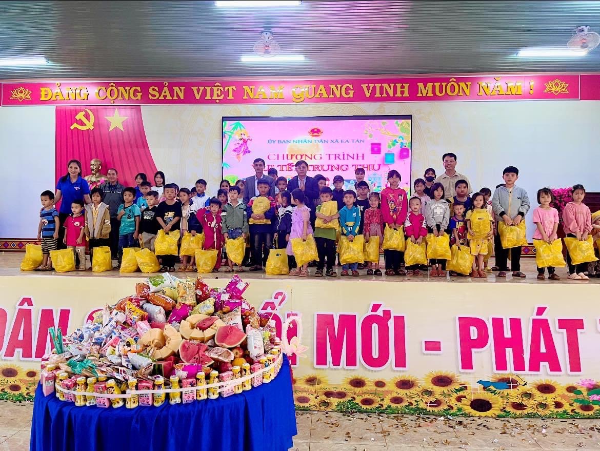 Vui Tết Trung thu cùng thiếu nhi có hoàn cảnh khó khăn và thiếu nhi khuyết tật xã Ea Tân năm 2024
